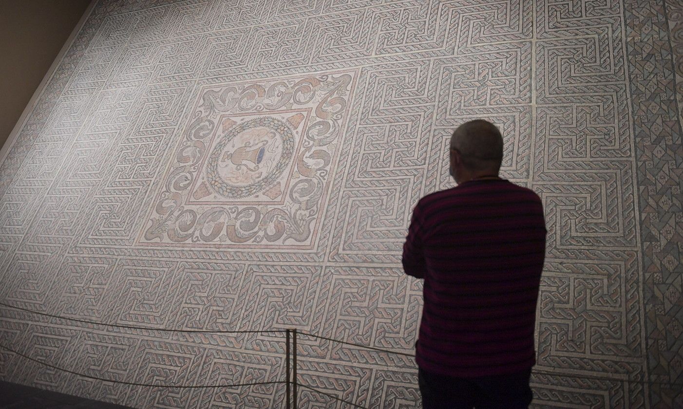 Bisitari bat Nafarroako Museoan, Ramaleteko bosgarren aretoko mosaikoari begira. IDOIA ZABALETA / FOKU.