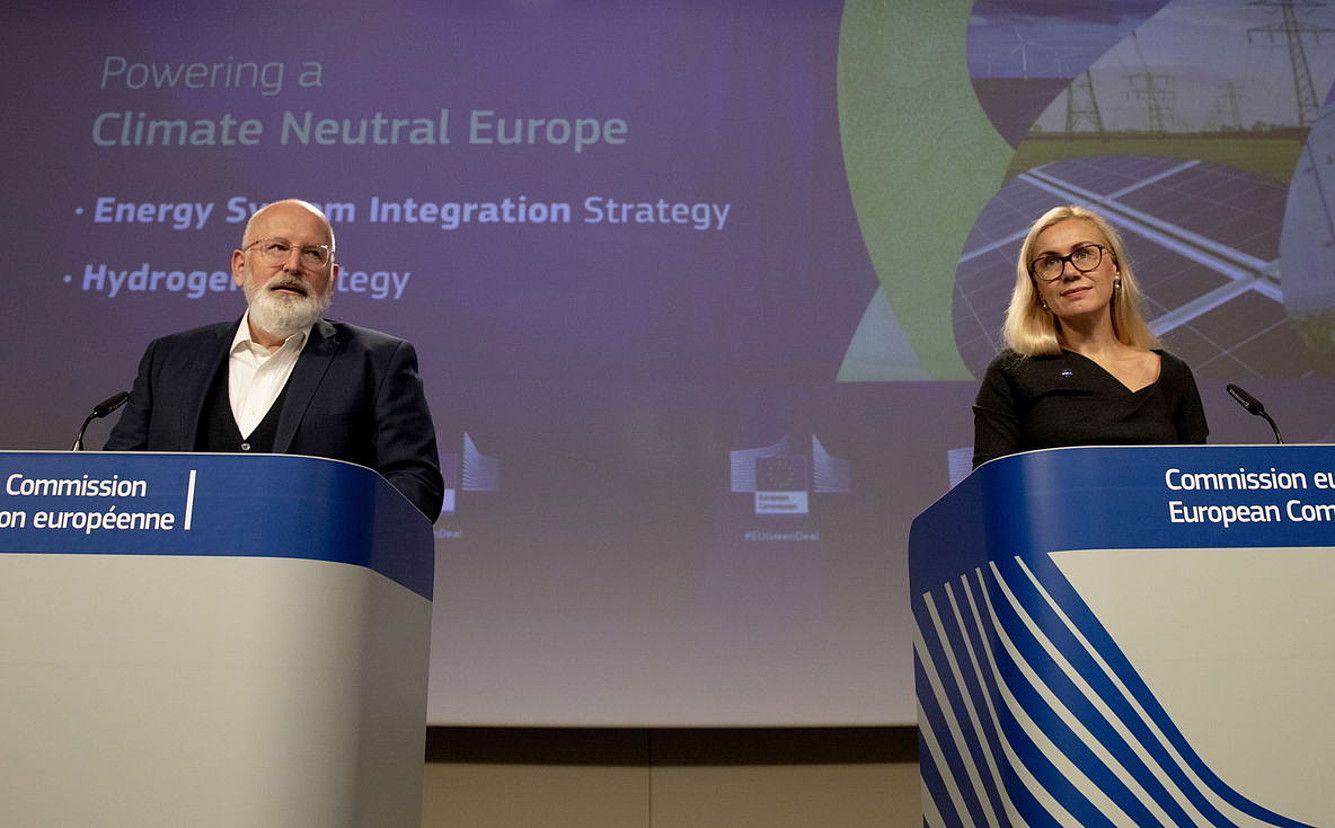 Frans Timmermans eta Kadri Simson, atzoko aurkezpenean. VIRGINIA MAYO / EFE. Frans Timmermans eta Kadri Simson, atzoko aurkezpenean. VIRGINIA MAYO / EFE.