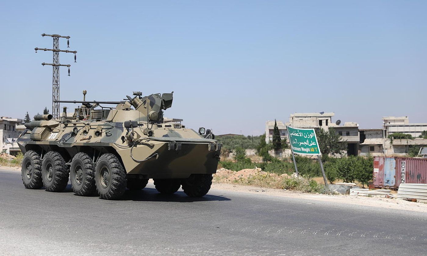 Tanke bat Siriako Idlib probintzian. YAHYA NEMAH / EFE.