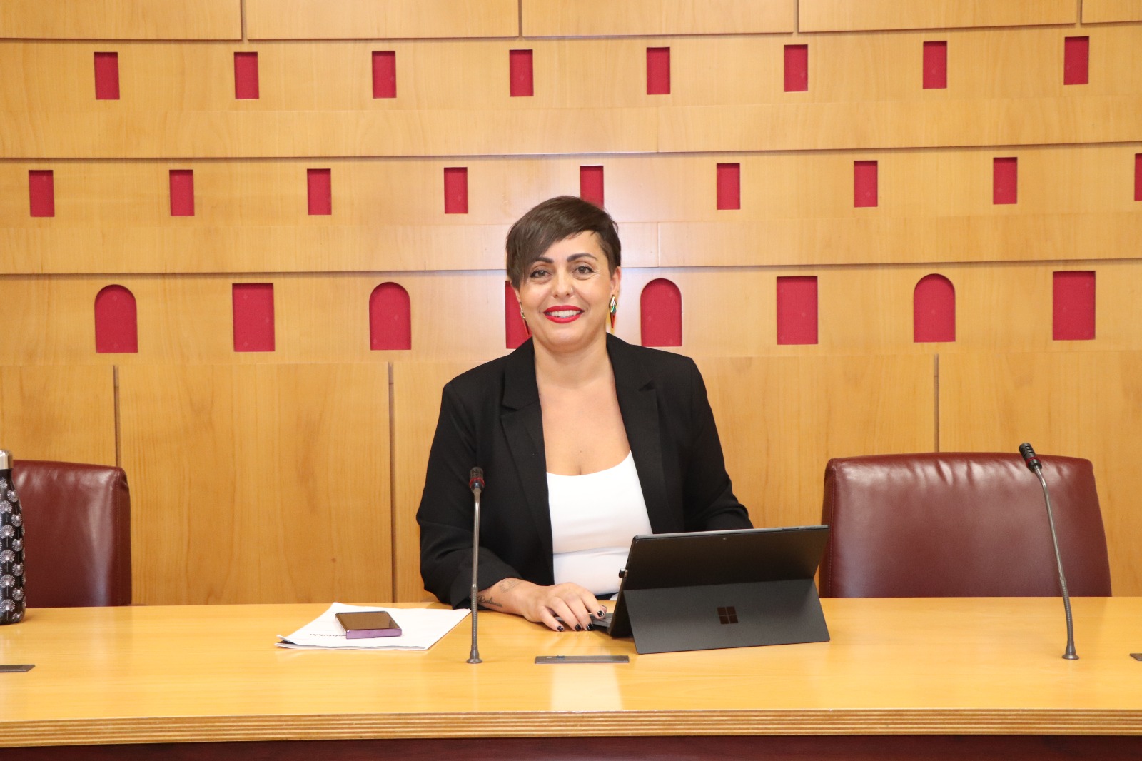 Rocio Vitero EH Bilduren bozeramailea, Gasteizko udaletxean eginiko agerraldian. EH BILDU