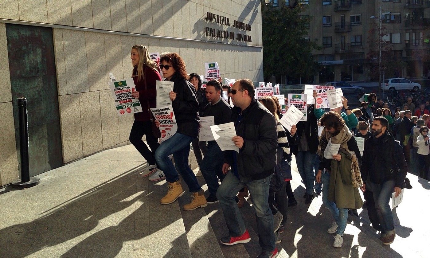 Zoru Klausulak Stopeko kideak, Donostiako auzitegian, 2015ean. BERRIA.