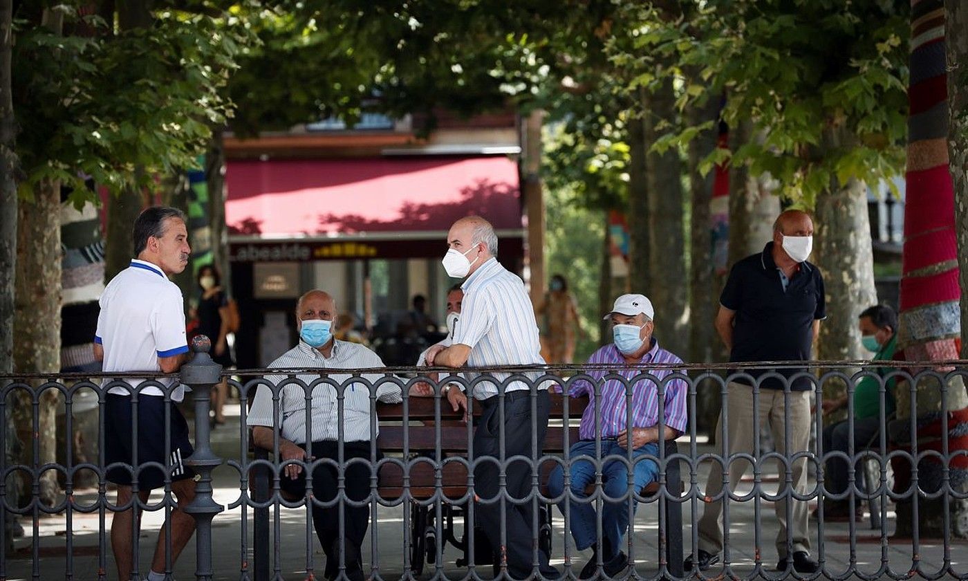 Ordiziako herritar batzuk maskarak jantzita, atzo. JAVIER ETXEZARRETA / EFE.