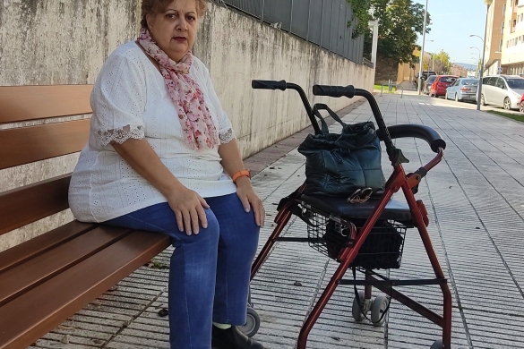 Maria Angeles Andres, Iruñeko Patxi Larrainzar ikastetxeko garbitzailea, astelehenean, etxe ondoko banku batean. NAFARROAKO HITZA Maria Angeles Andres, Iruñeko Patxi Larrainzar ikastetxeko garbitzailea, astelehenean, etxe ondoko banku batean. NAFARROAKO HITZA