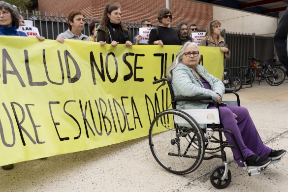 Maria Elena Escudero, aulki gurpilduna behar duen langilea. Lanera joanarazi zuten urriaren 3an. Irudian, egun hartan egindako protesta, Iruñeko Mendillorriko Mendigoiti ikastetxeko atarian. IÑIGO URIZ / FOKU Maria Elena Escudero, aulki gurpilduna behar duen langilea. Lanera joanarazi zuten urriaren 3an. Irudian, egun hartan egindako protesta, Iruñeko Mendillorriko Mendigoiti ikastetxeko atarian. IÑIGO URIZ / FOKU