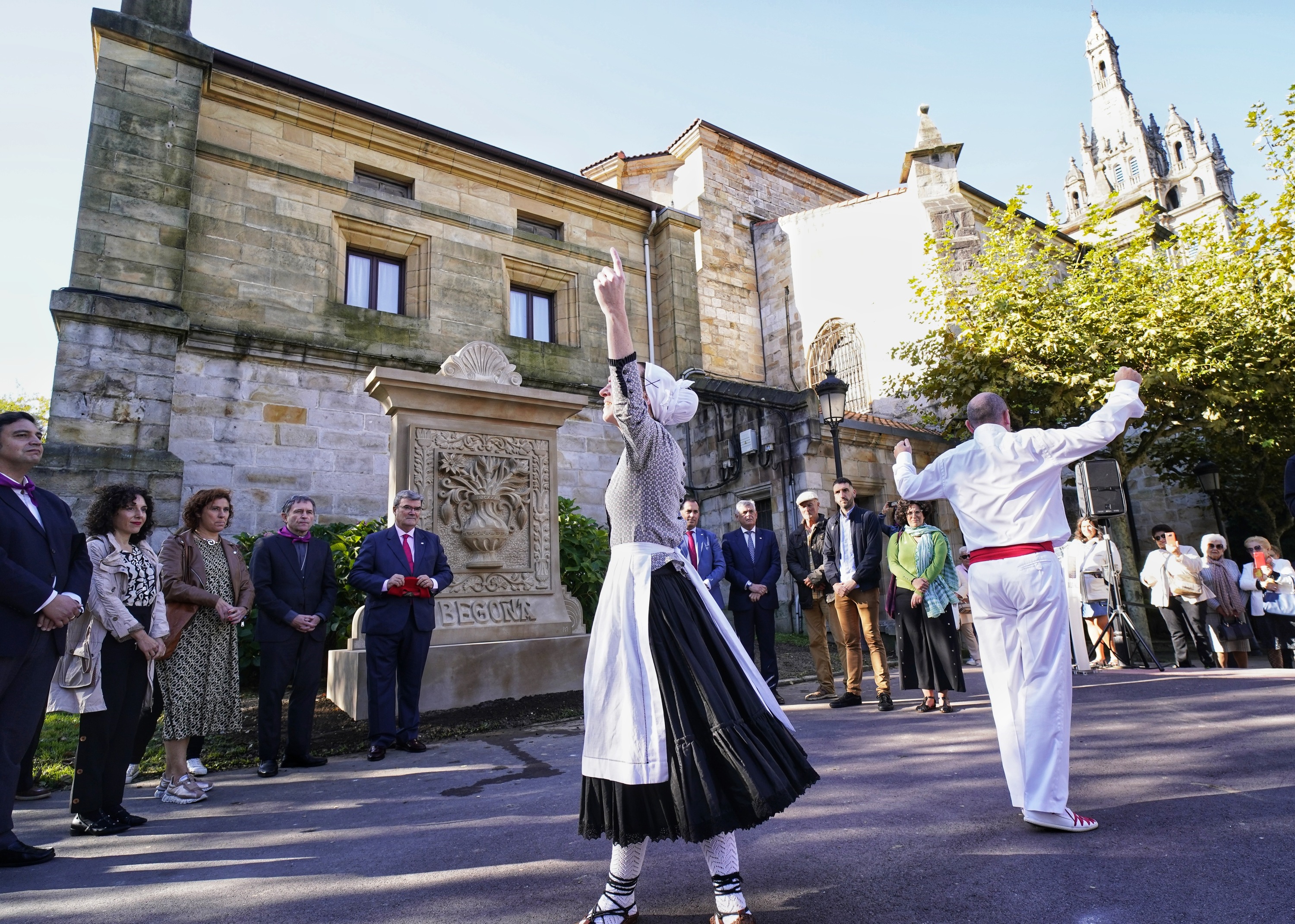 Bilboko Udalbatzako kideak eta Bilboko gotzaina, urriaren 11n, Begoñako elizateko armarriaren inaugurazioan, Begoñako basilikaren ondoan. BILBOKO UDALA