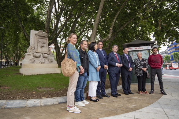 Bilboko Udalbatzako kideak, 2022ko ekainaren 7an, Deustuko Done Petri plazan, Deustuko elizateko armarriaren inaugurazioan. BILBOKO UDALA Bilboko Udalbatzako kideak, 2022ko ekainaren 7an, Deustuko Done Petri plazan, Deustuko elizateko armarriaren inaugurazioan. BILBOKO UDALA