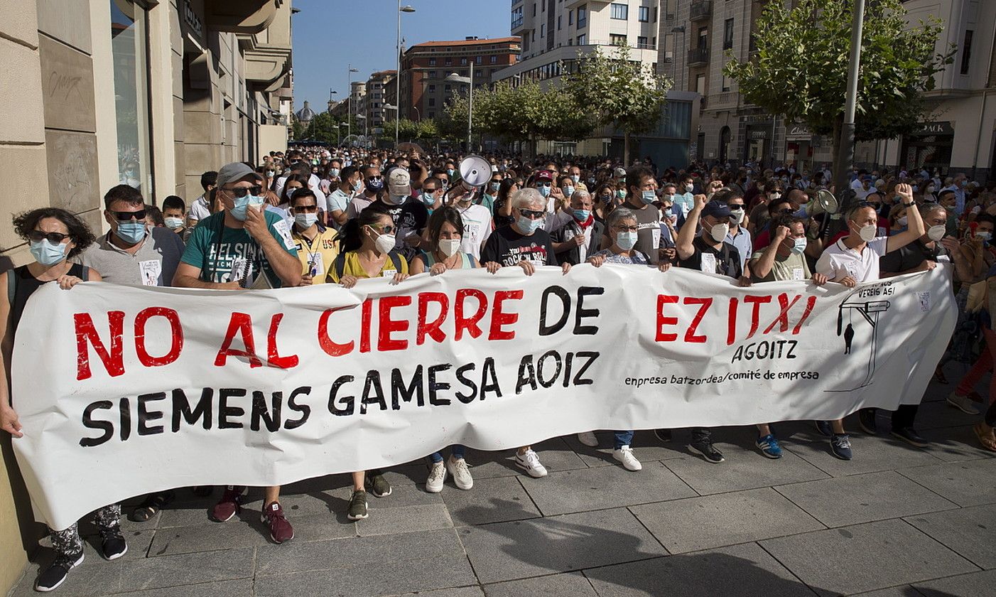 Agoizko Siemens Gamesaren lantegia ez ixteko eskatu dute ehunka lagunek Iruñean egindako manifestazio zaratatsuan. IÑIGO URIZ / FOKU.