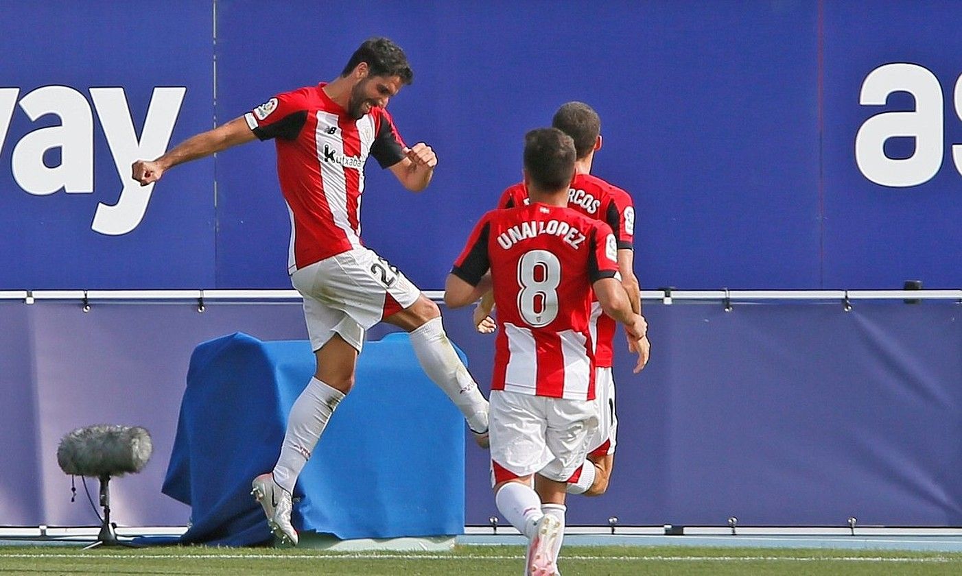 Raul Garcia, atzo, Levanteri sartutako bigarren gola ospatzen. MANUEL LORENZO / EFE.