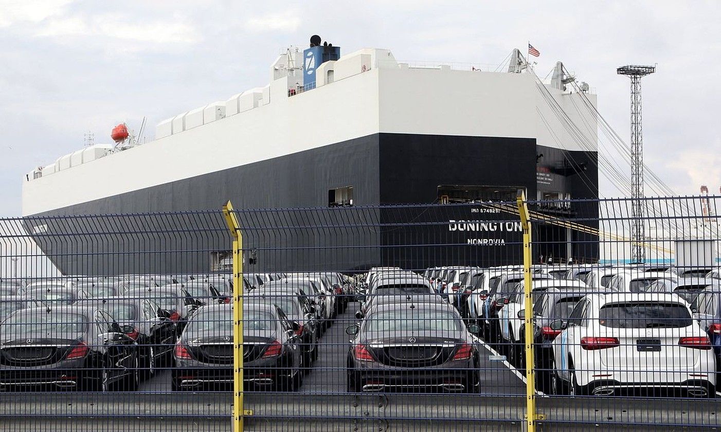 Mercedes markako autoak itsasontzietan sartzeko prest, Bremerhaveneko portuan (Alemania). FOCKE STRANGMANN / EFE.