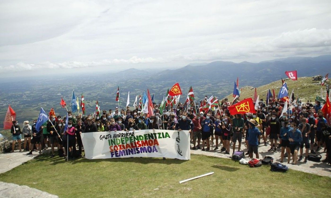 Ernaik eta Aitzinak antolaturiko Larhungo martxa, atzo eguerdian. BERRIA.