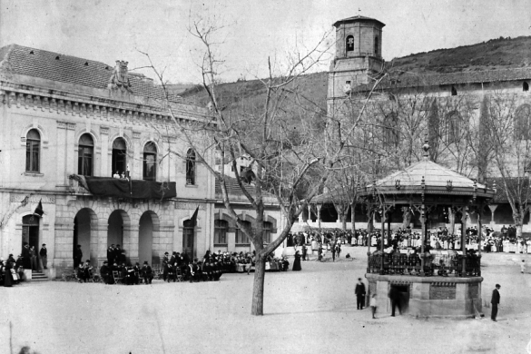 Deustuko elizateko udaletxea, San Pedro eliza eta musika kioskoa, 1894an. BIZKAIKO HITZA Deustuko elizateko udaletxea, San Pedro eliza eta musika kioskoa, 1894an. BIZKAIKO HITZA
