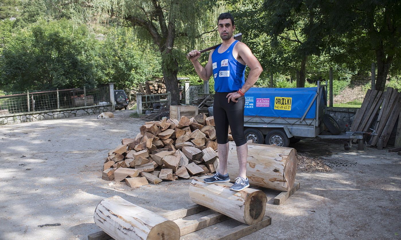 Ugaitz Mugertza aizkolaria, entrenatzen, bere baserrian. Urrezko Aizkora txapelketan murgilduta dabil. JUAN CARLOS RUIZ / FOKU.