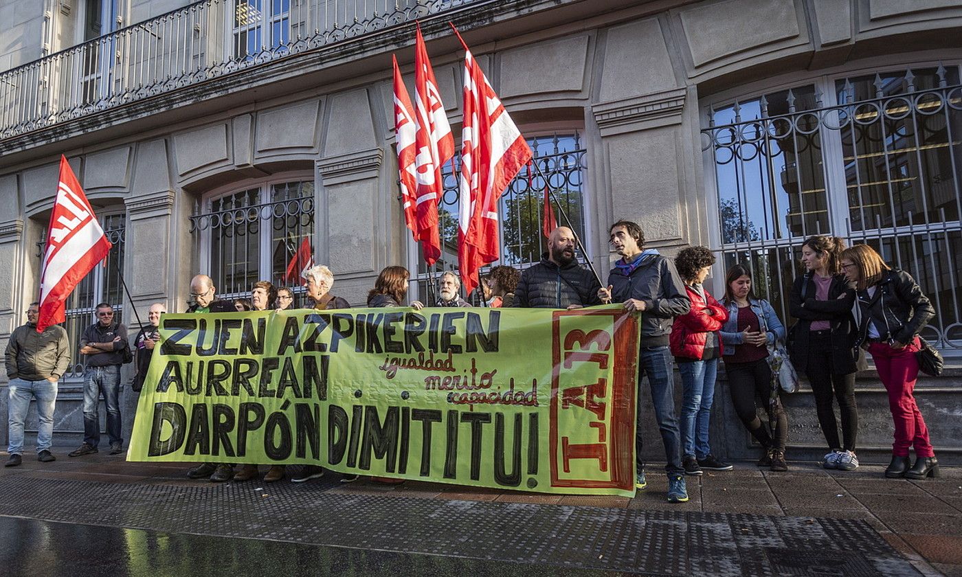 LABen protesta bat oposizioetan arazoak izan zirela salatzeko, artxiboko irudi batean. ENDIKA PORTILLO / FOKU. LABen protesta bat oposizioetan arazoak izan zirela salatzeko, artxiboko irudi batean. ENDIKA PORTILLO / FOKU.