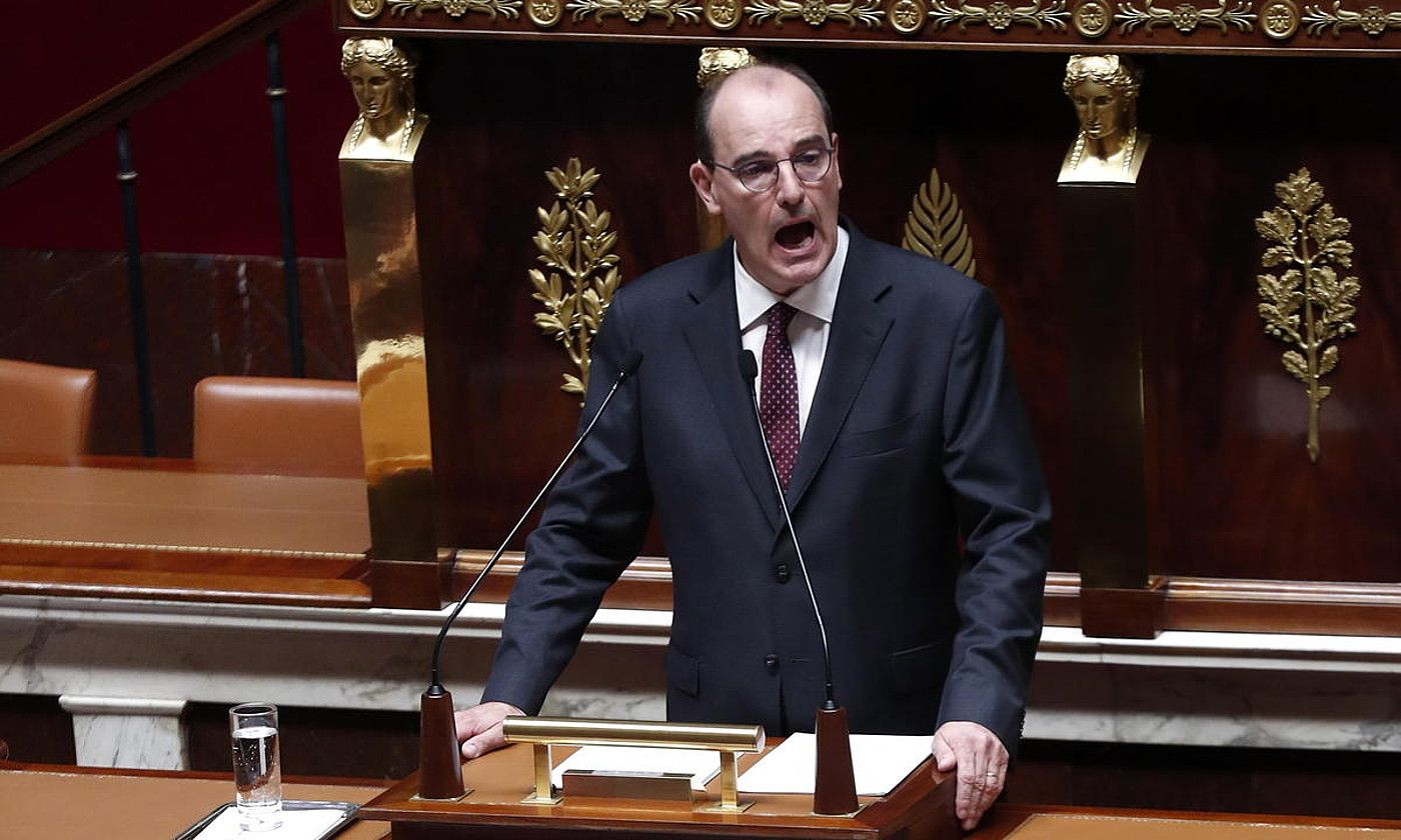 Jean Castex Frantziako lehen ministroa, atzo, Asanblea Nazionalean, politika orokorreko eztabaidan. IAN LANGSDON / EFE. Jean Castex Frantziako lehen ministroa, atzo, Asanblea Nazionalean, politika orokorreko eztabaidan. IAN LANGSDON / EFE.