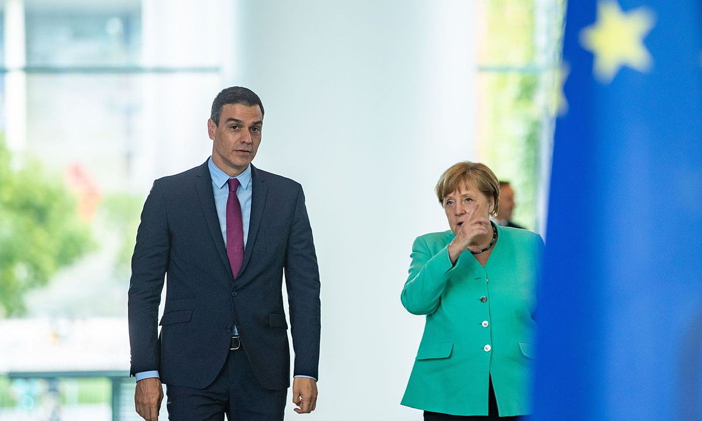 Espainiako presidente Pedro Sanchez eta Alemaniako kantziler Angela Merkel, herenegun. HAYOUNG JEON / EFE.