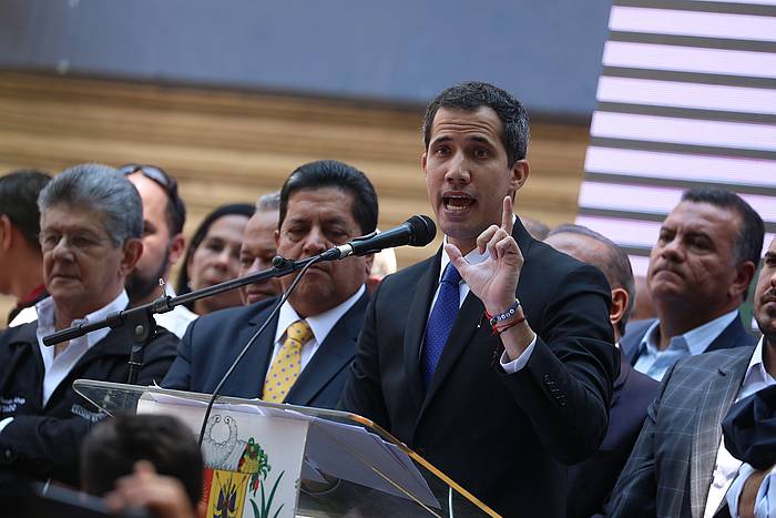 Juan Guaido bere jarraitzaileei hitzaldi bat ematen, atzo, Caracasen. RAYNER PEÑA, EFE.