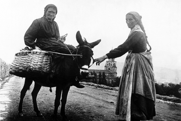 Andre bi, Zabalbideko bidean, Begoñako elizatean, XX. mende hasieran. EULALIA ABAITUA Andre bi, Zabalbideko bidean, Begoñako elizatean, XX. mende hasieran. EULALIA ABAITUA