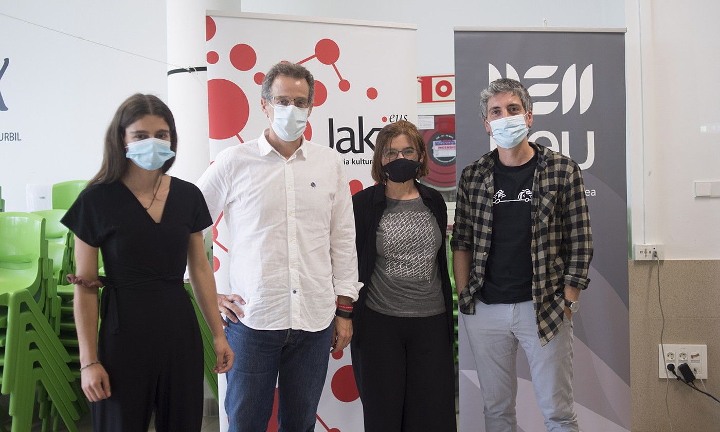 UEUk eta Jakinek antolatutako jardunaldietan goizeko hitzaldietan aritu ziren kideak: Irati Zubia, Mario Zubiaga, Arantza Etxeberria eta Joseba Azkarraga. JUAN CARLOS RUIZ / FOKU.
