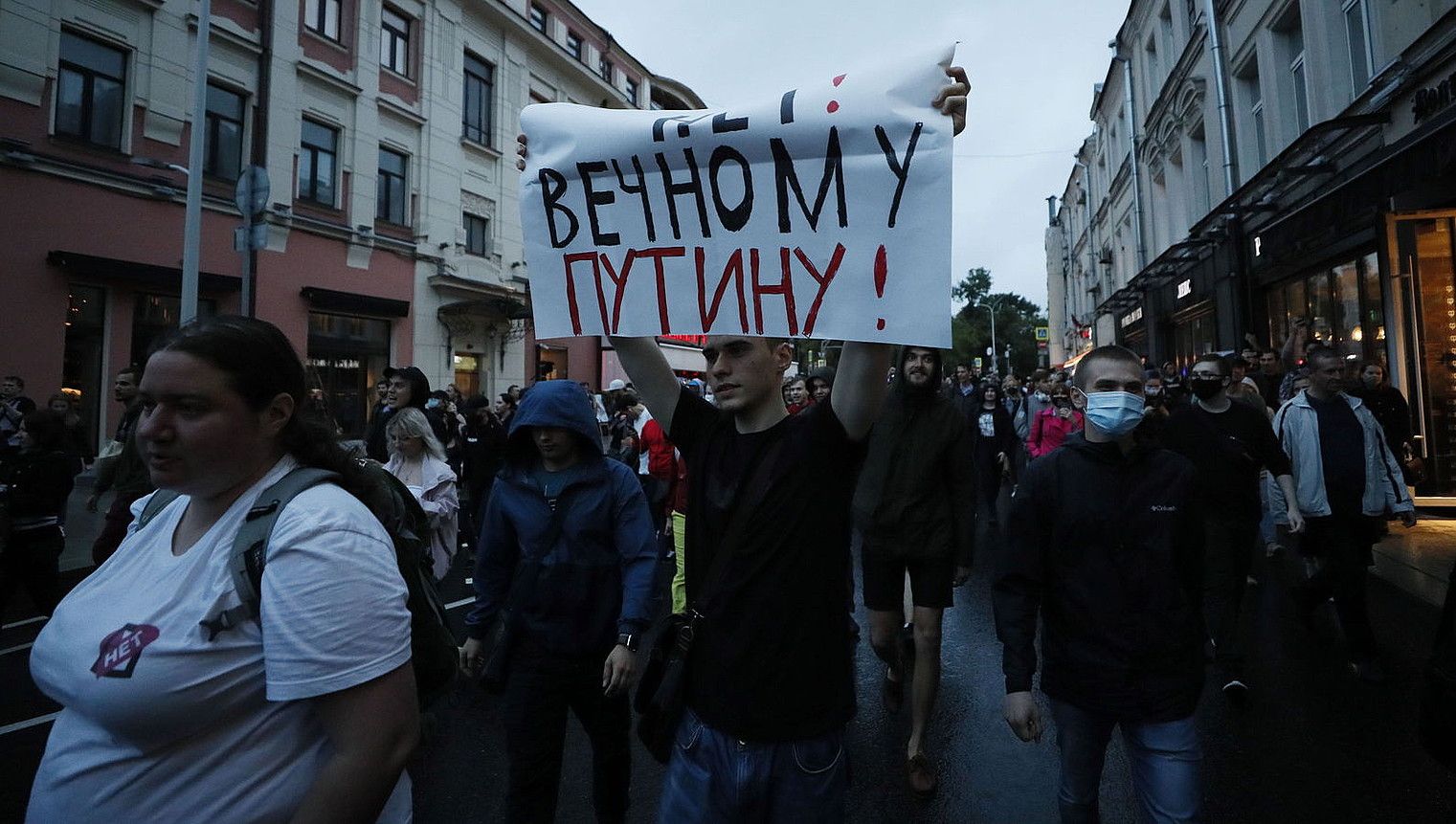 Konstituzioaren erreformaren aurkako manifestazio bat Moskun, asteazken iluntzean. YURI KOCHETKOV / EFE.