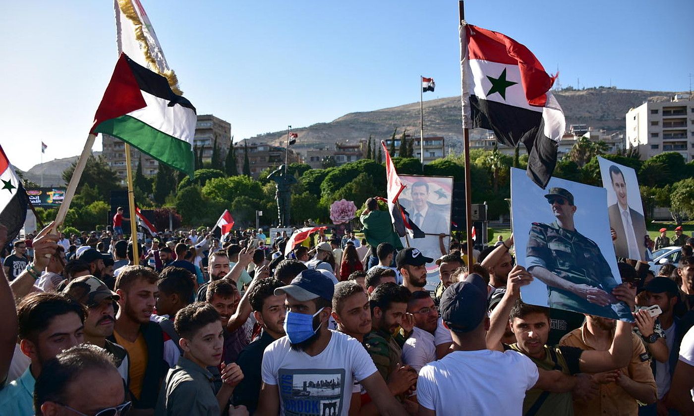 Baxar Al-Assad Siriako presidentearen aldeko manifestariak, Damaskoko Umayyad plazan, joan den ekainean. YOUSSEF BADAWI / EFE.