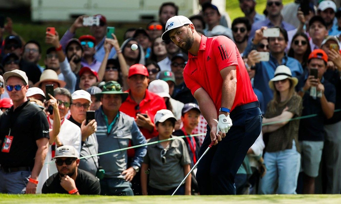 Jon Rahm golfaria kolpe bat jotzen, duela hilabete batzuk Mexikon jokatutako torneo batean. JOSE MENDEZ / EFE.