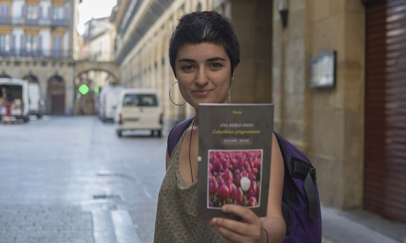 Eva Perez-Pons, bere lehen poesia liburua aurkeztu aurretik, Donostian. JUAN CARLOS RUIZ / FOKU.