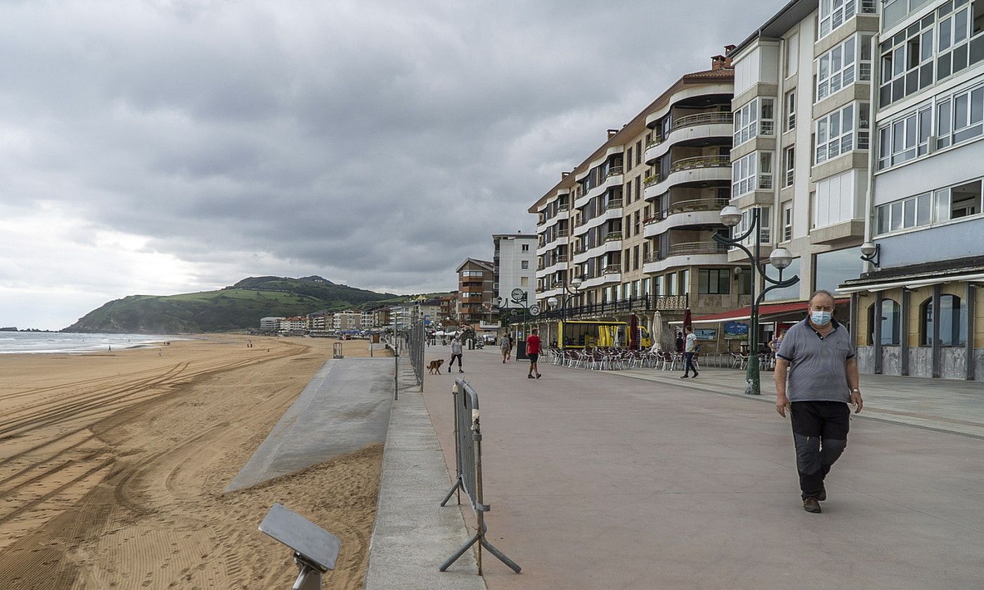 Zarauzko malekoian elkartu ziren gazteak, selektibitatea bukatu zutela ospatzeko. Irudian, jendea paseatzen hondartza ondotik. ANDONI CANELLADA / FOKU.