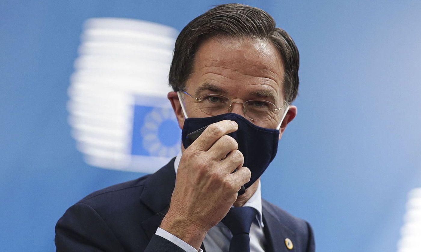 Herbehereetako lehen ministro Mark Rutte, atzo arratsaldean, goi bilerako laugarren eguneko negoziazioetara iristen. STEPHANIE LECOCQ / EFE.