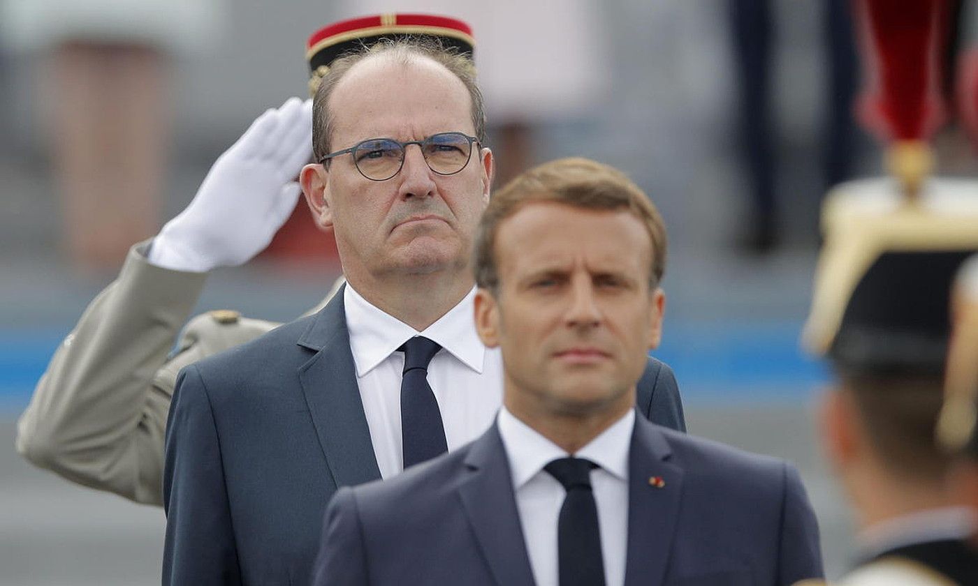 Castex Frantziako lehen ministroa —atzean—, eta Macron presidentea. EFE.