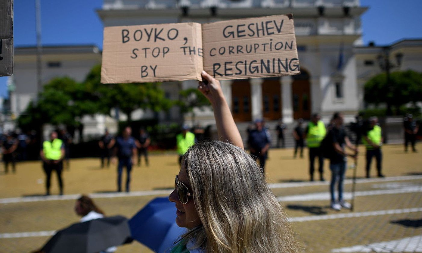 Bulgariako Gobernuaren kontrako manifestari bat, atzo, parlamentuaren parean. VASSIL DONEV / EFE.