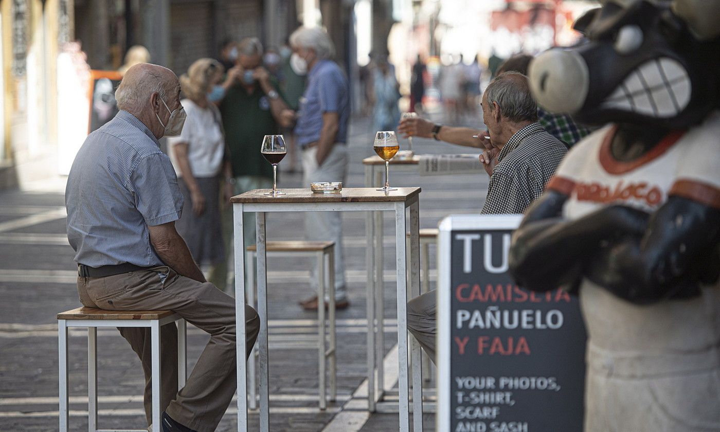 Iruñea. Bezeroak eserita Alde Zaharreko terraza batean, segurtasun tarteak zaintzen. JAGOBA MANTEROLA / FOKU.