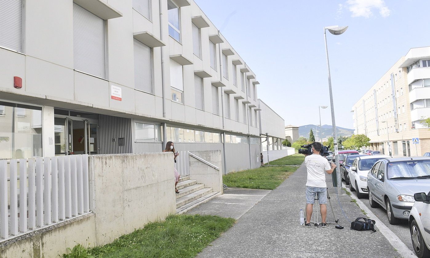 Iruñeko Mendillorri auzoko institutua atondu dute gaurtik aurrera PCR probak egiteko. Atzo, gazteak ordua hartzen izan ziren. IDOIA ZABALETA / FOKU IDOIA ZABALETA / @FOKU. Iruñeko Mendillorri auzoko institutua atondu dute gaurtik aurrera PCR probak egiteko. Atzo, gazteak ordua hartzen izan ziren. IDOIA ZABALETA / FOKU IDOIA ZABALETA / @FOKU.