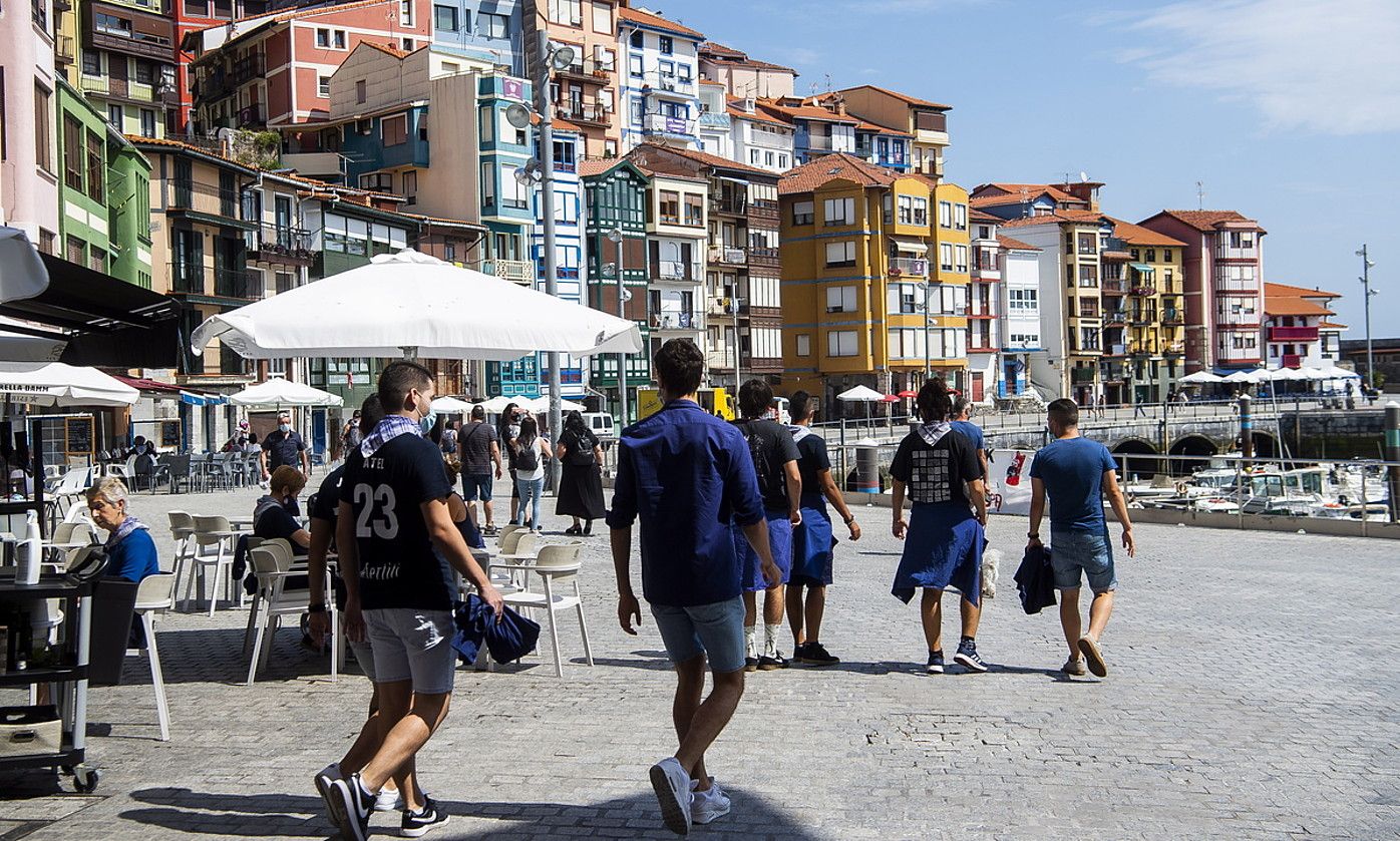 Urtero legez, herritarrak mahonez jantzi ziren atzo Bermeon, eta kaleak urdinez betetzeak egin zuen eguna berezi. LUIS JAUREGIALTZO / FOKU. Urtero legez, herritarrak mahonez jantzi ziren atzo Bermeon, eta kaleak urdinez betetzeak egin zuen eguna berezi. LUIS JAUREGIALTZO / FOKU.