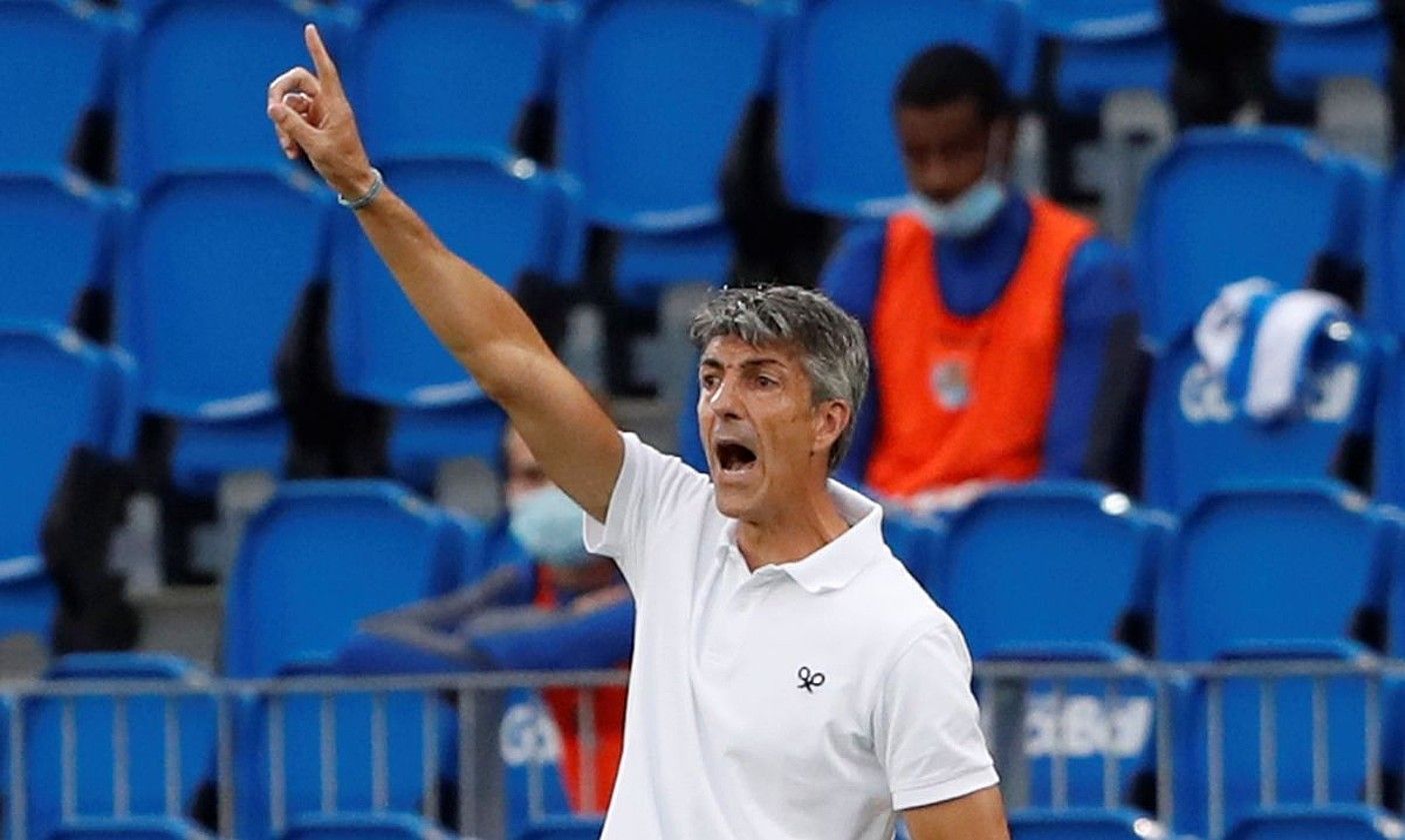 Imanol Alguacil, agindua ematen, Sevillaren aurkako partidan. JUAN HERRERO / EFE. Imanol Alguacil, agindua ematen, Sevillaren aurkako partidan. JUAN HERRERO / EFE.