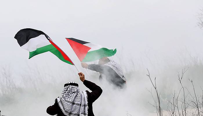 Palestinar bat protestan, Nablusen (Zisjordania). ALAA BADARNEH, EFE.