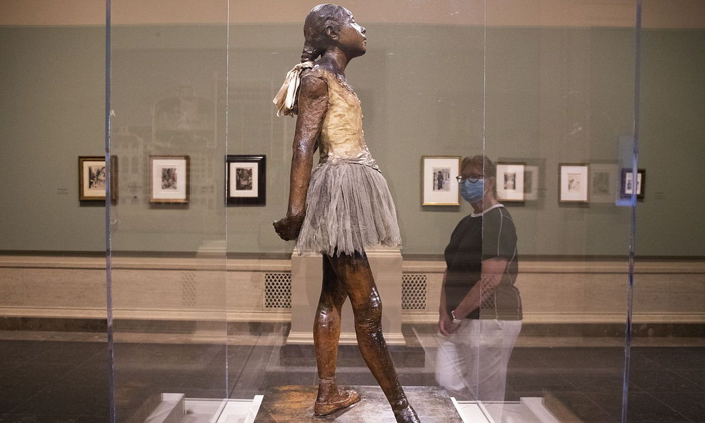 WASHINGTON (AEB). 2020-07-20. Bisitari bat Edgar Degas artista frantziarraren Hamalau urteko dantzari txikia eskulturari begira, National Gallery of Art-en. Bisitarientzat ireki berri dute. MICHAEL REYNOLDS / EFE.