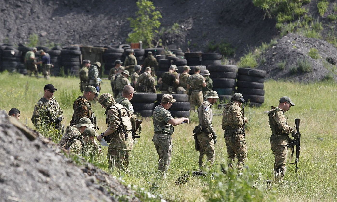 Milizia errusiazaleko kideak entrenamenduan, Donetsk hiritik hurbil. DAVE MUSTAINE / EFE.