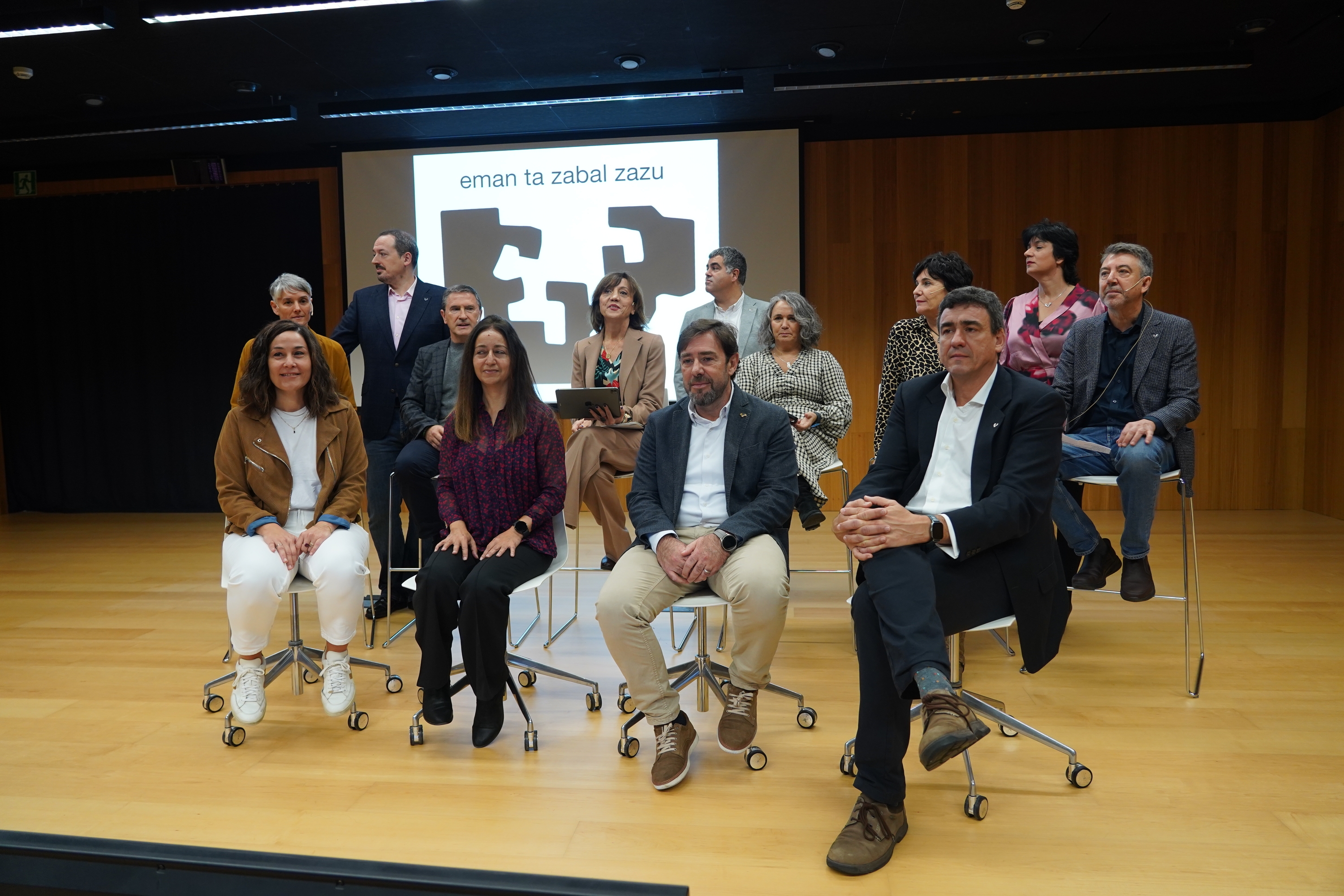 Eva Ferreiraren taldea, gaur goizean, Donostian. JON URBE / FOKU
