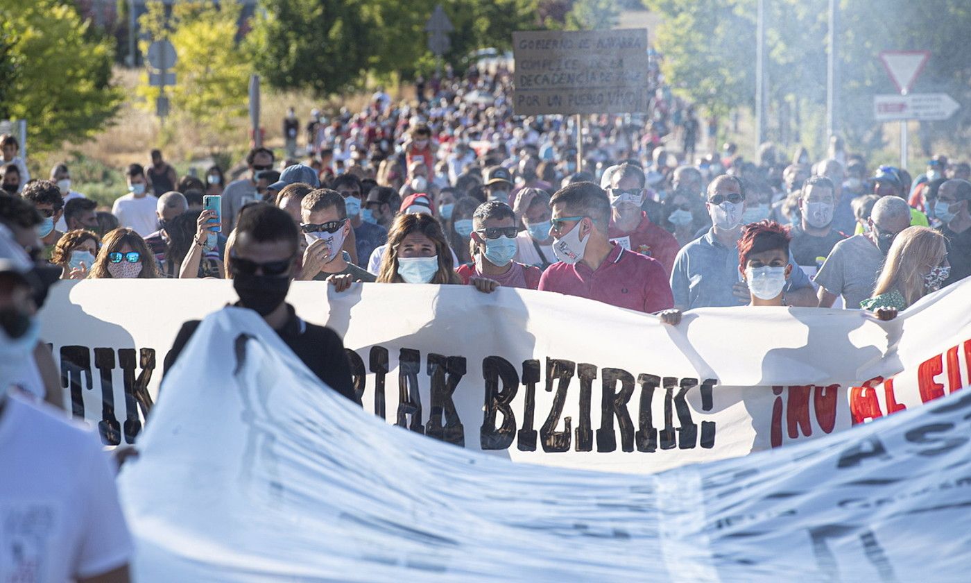 Irati Bizirik taldeak atzo Agoitzen antolatutako protesta. JAGOBA MANTEROLA / FOKU.