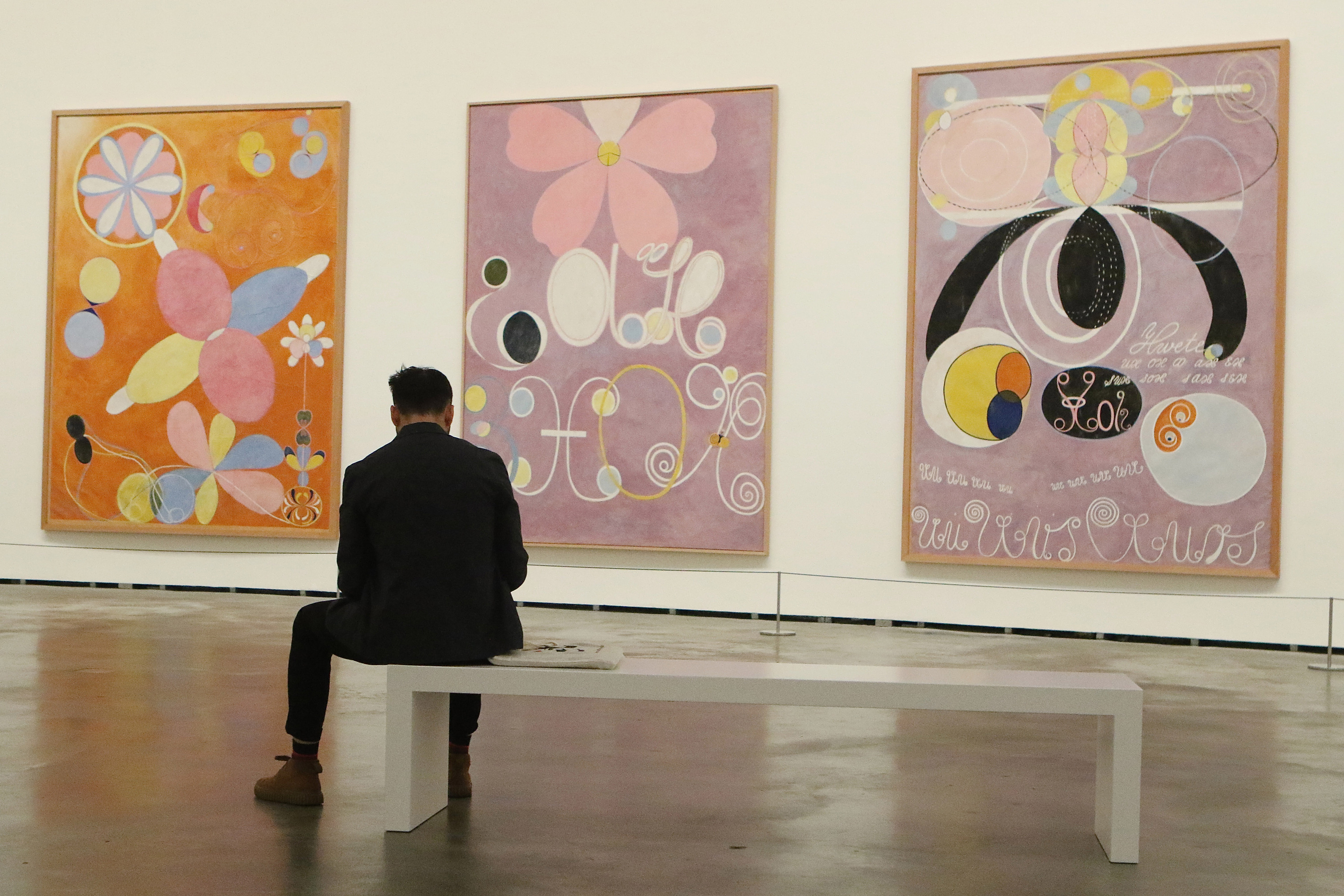 Hilma af Klinten lan abstraktuak, Guggenheim museoan ikusgai. OSKAR MATXIN EDESA / FOKU