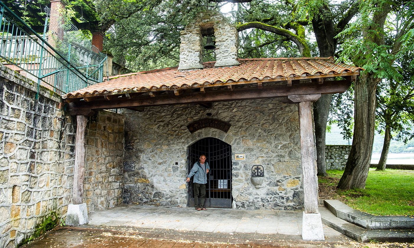 San Antonio baseliza. Han ezkondu ziren Arana eta Atxikallende. LUIS JAUREGIALTZO / FOKU.