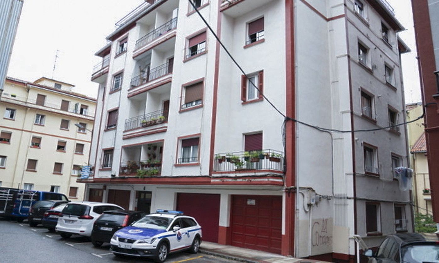 Hernaniko eraikin batean hainbat positibo atzeman zituzten atzo, eta testak egin zizkieten bizizlagun guztiei. JON URBE / FOKU.