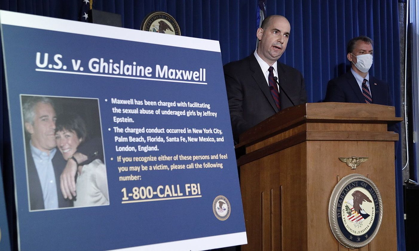 Sweeney Jr. FBIren New Yorkeko bulegoko ordezkaria, atxiloketa azaltzen. EFE. Sweeney Jr. FBIren New Yorkeko bulegoko ordezkaria, atxiloketa azaltzen. EFE.