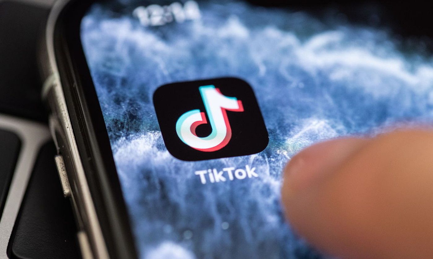 Sakelako telefono bat eta Txinako ByteDance enpresaren Tiktok sare sozialaren ikurra. HAYOUNG JEON / EFE