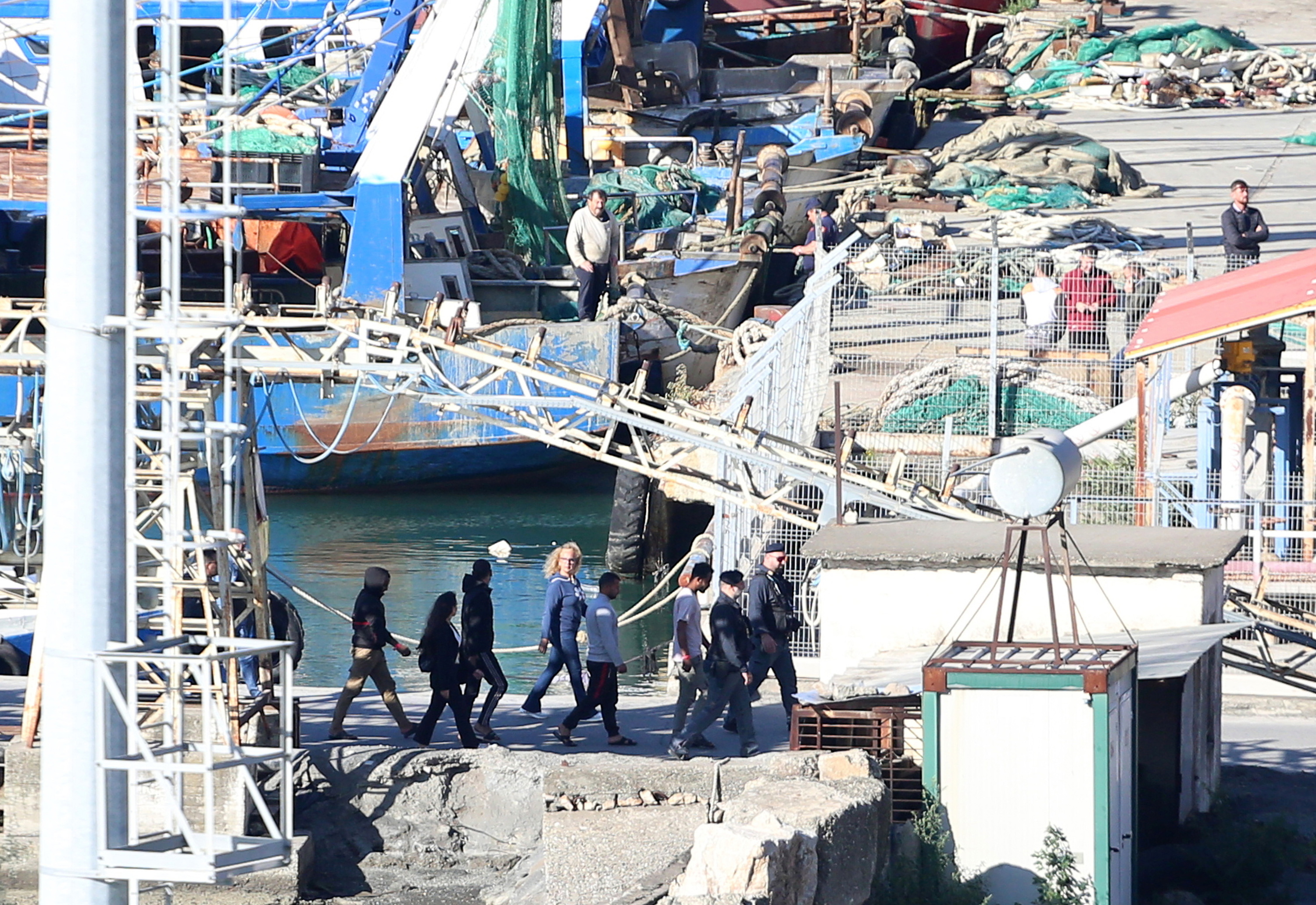 Italiatik Albaniara bidalitako migratzaileak, herenegun, Albaniako zentrora iristen. MALTON DIBRA / EFE