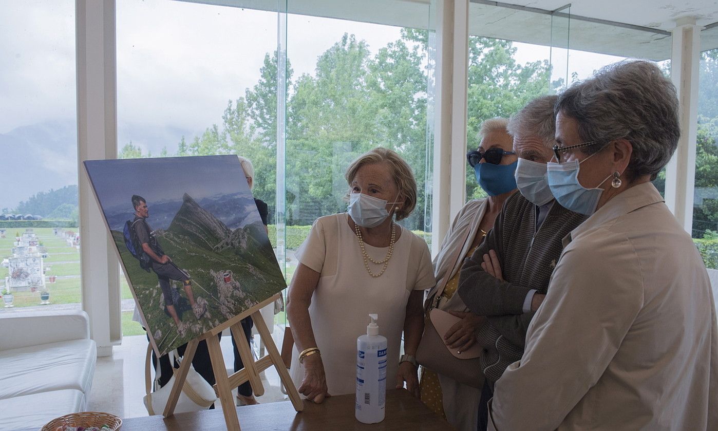 Jendea erruz hurbildu zen atzo Usurbilgo beilatokira. Gaur eguerdira arte egongo da irekita, eta bihar arratsaldean izango da hileta elizkizuna. JUAN CARLOS RUIZ / FOKU.