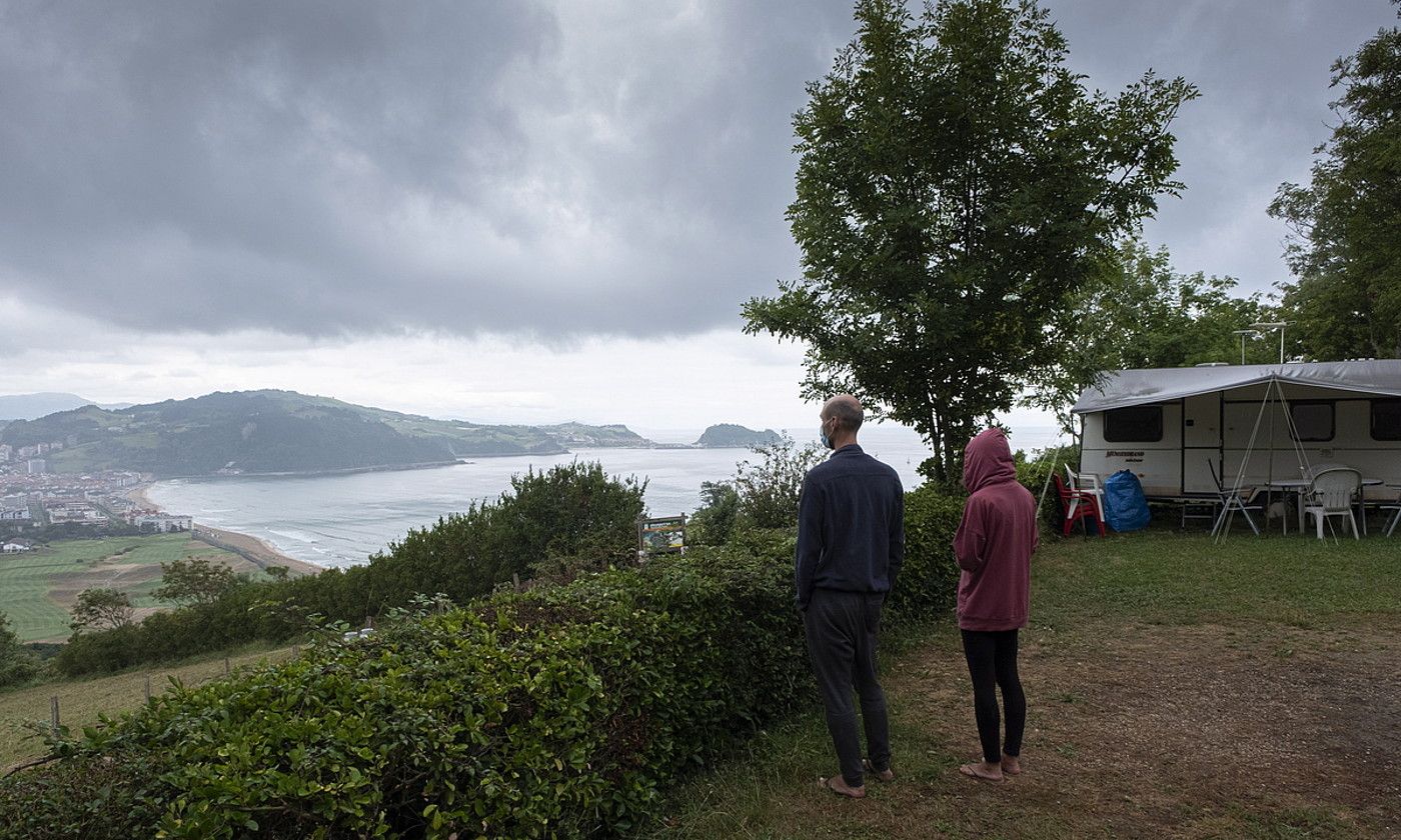 Talai Mendiko bi kanpinzale, Zarauzko hondartzara begira. JON URBE / FOKU.