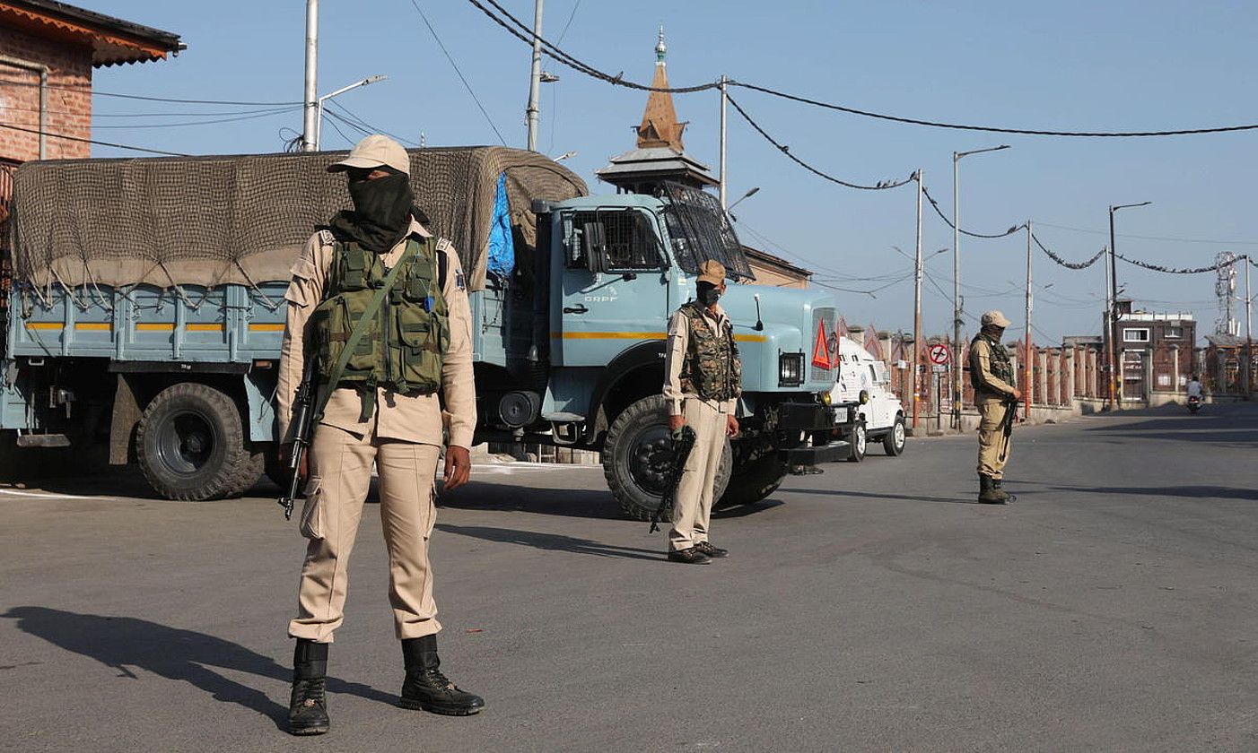 Militarrak Kaxmirreko Srinagar hiriburuan, herenegun. FAROOQ KHAN / EFE.