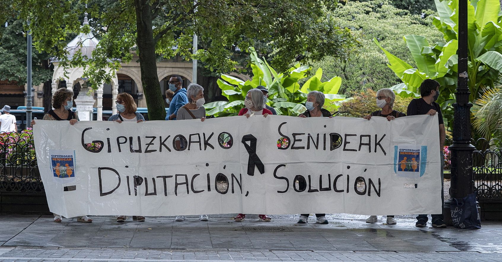 Gipuzkoako Senideak-ek atzo Donostian egindako protesta. JON URBE / FOKU.