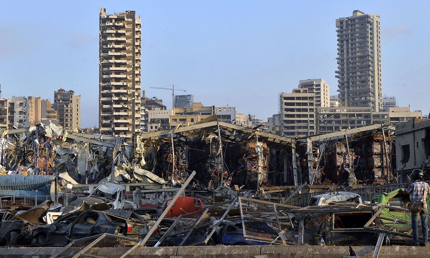 Beiruteko portu ingurua, lehergailu biltegi batek eztanda egin ostean. WAEL HAMZEH / EFE.